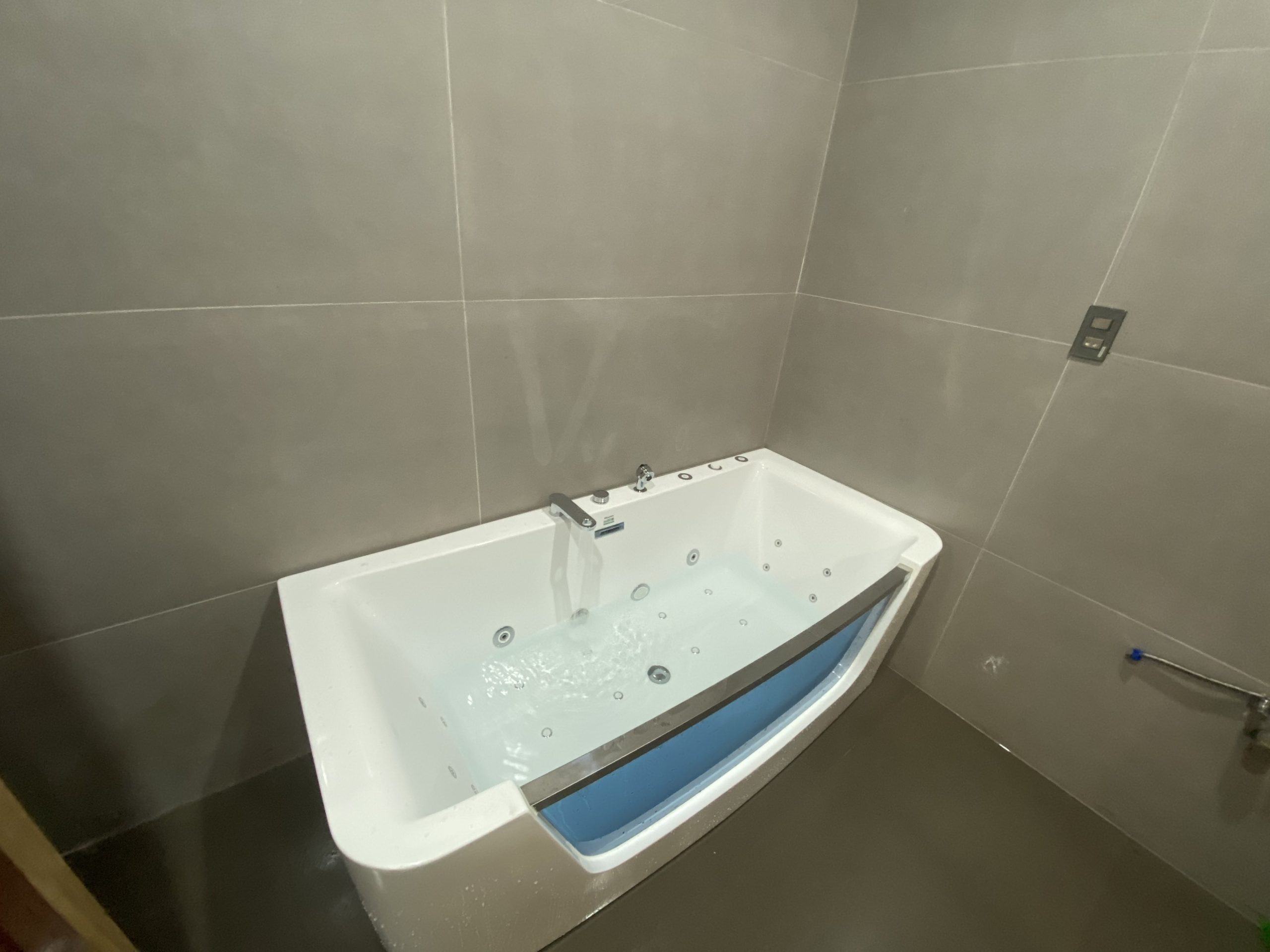 Hoàn thiện ốp gỗ cho ghế lơ lửng
