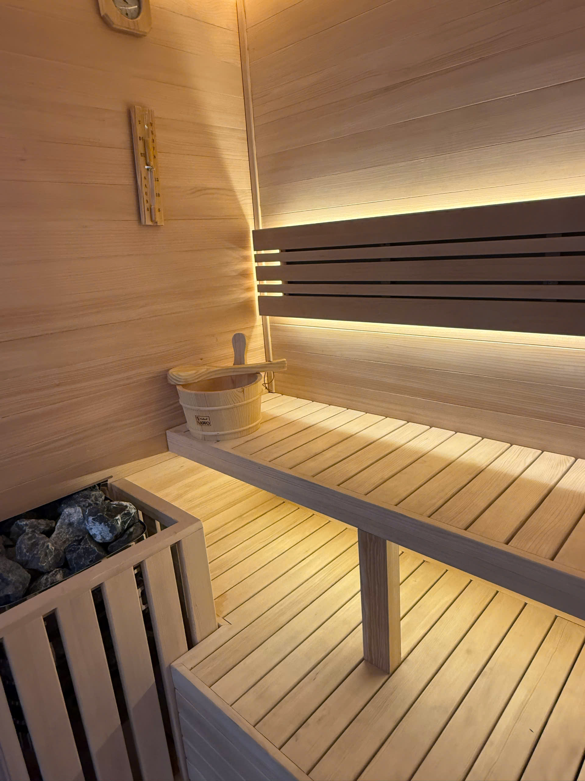 Vách gỗ Hemlock sáng màu và hệ ghế băng hai tầng tại biệt thự An Khánh