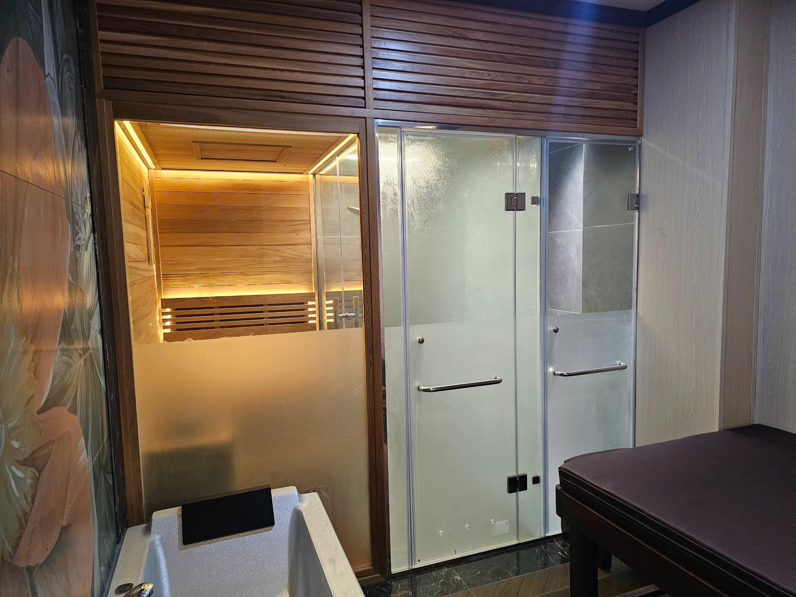 Chi tiết kết cấu vách gỗ và ghế ngồi xông hơi tại biệt thự Thái Nguyên