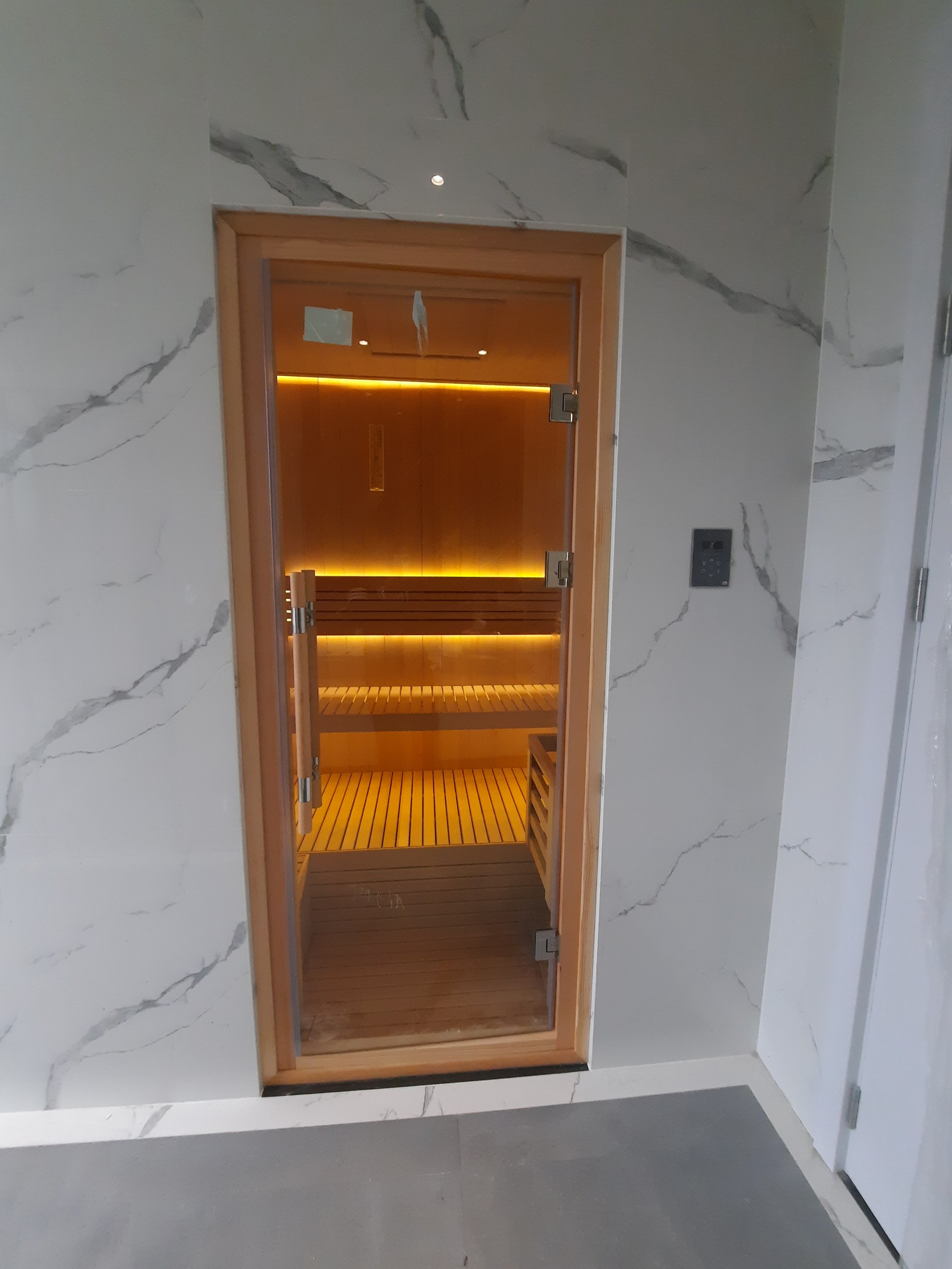 Dự Án Thi Công Cụm Phòng Xông Hơi Biệt Thự Cao Cấp Tại Thanh Hóa | Helios Sauna 3 Chi tiết băng ghế ngồi gỗ Abachi Châu Phi chống nóng tại biệt thự Thanh Hóa