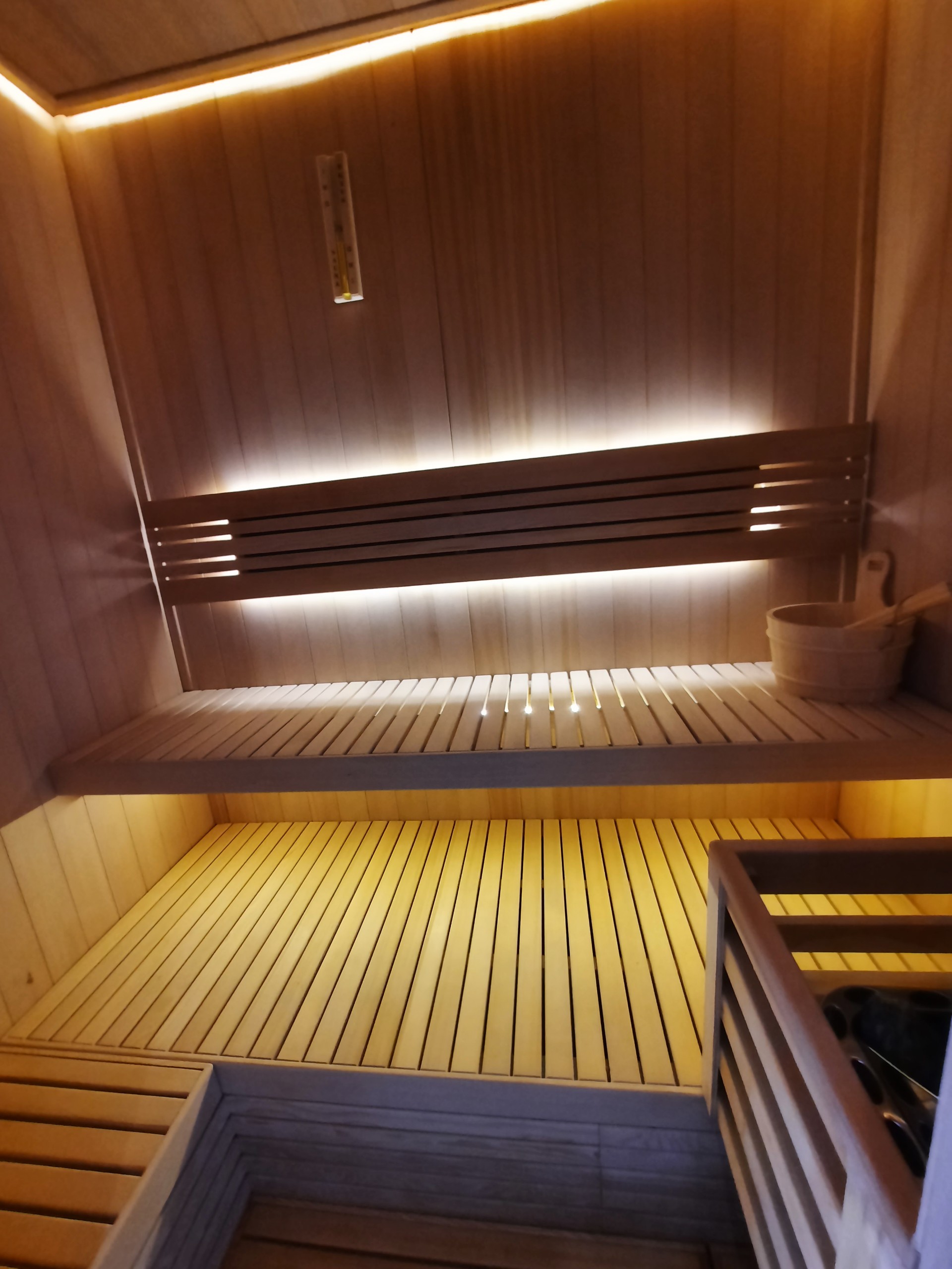 Dự Án Thi Công Cụm Phòng Xông Hơi Biệt Thự Cao Cấp Tại Thanh Hóa | Helios Sauna 2 Hệ thống vách gỗ Tuyết Tùng Đỏ và máy xông hơi SAWO Phần Lan tại Thanh Hóa