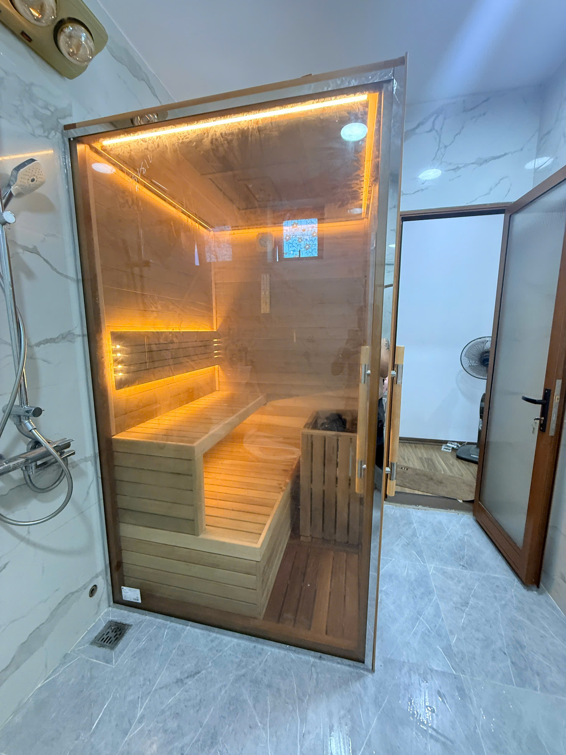 Dự Án Thi Công Tổ Hợp Phòng Xông Hơi Resort Sinh Thái Tại Hòa Bình | Helios Sauna 4 Nội thất ghế băng hai tầng bằng gỗ Thông Trắng tự nhiên tại resort Hòa Bình