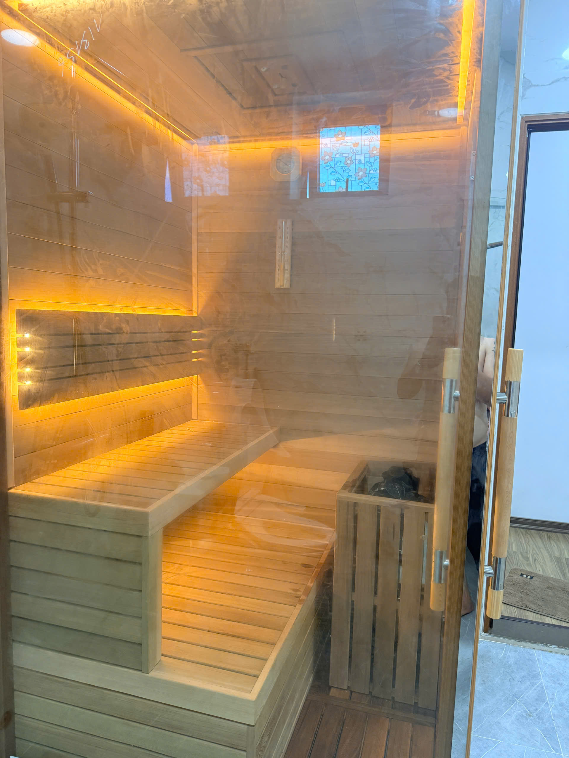 Dự Án Thi Công Tổ Hợp Phòng Xông Hơi Resort Sinh Thái Tại Hòa Bình | Helios Sauna 2 Vách gỗ thông mộc mạc và cửa kính nhìn ra cảnh quan núi rừng Hòa Bình