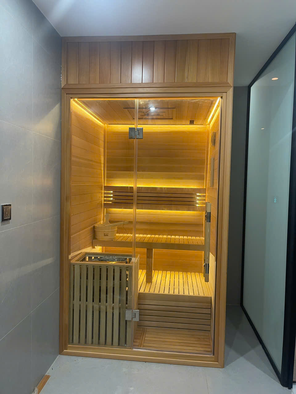 Chi tiết vách đá muối khoáng Himalaya kết hợp ánh sáng LED dịu mắt tại Đông Anh