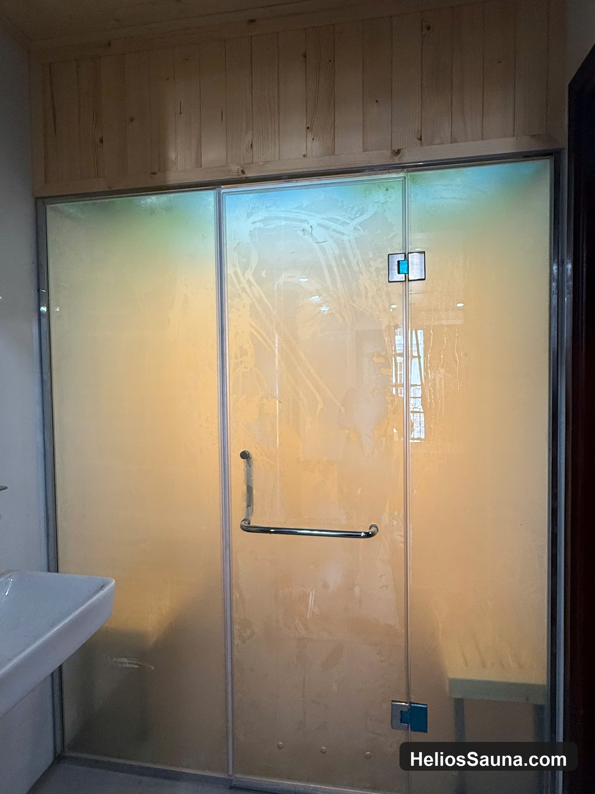 Phòng xông hơi khô Sauna gỗ Tuyết Tùng Đỏ và máy xông Phần Lan tại Fraser Residence - Helios Sauna